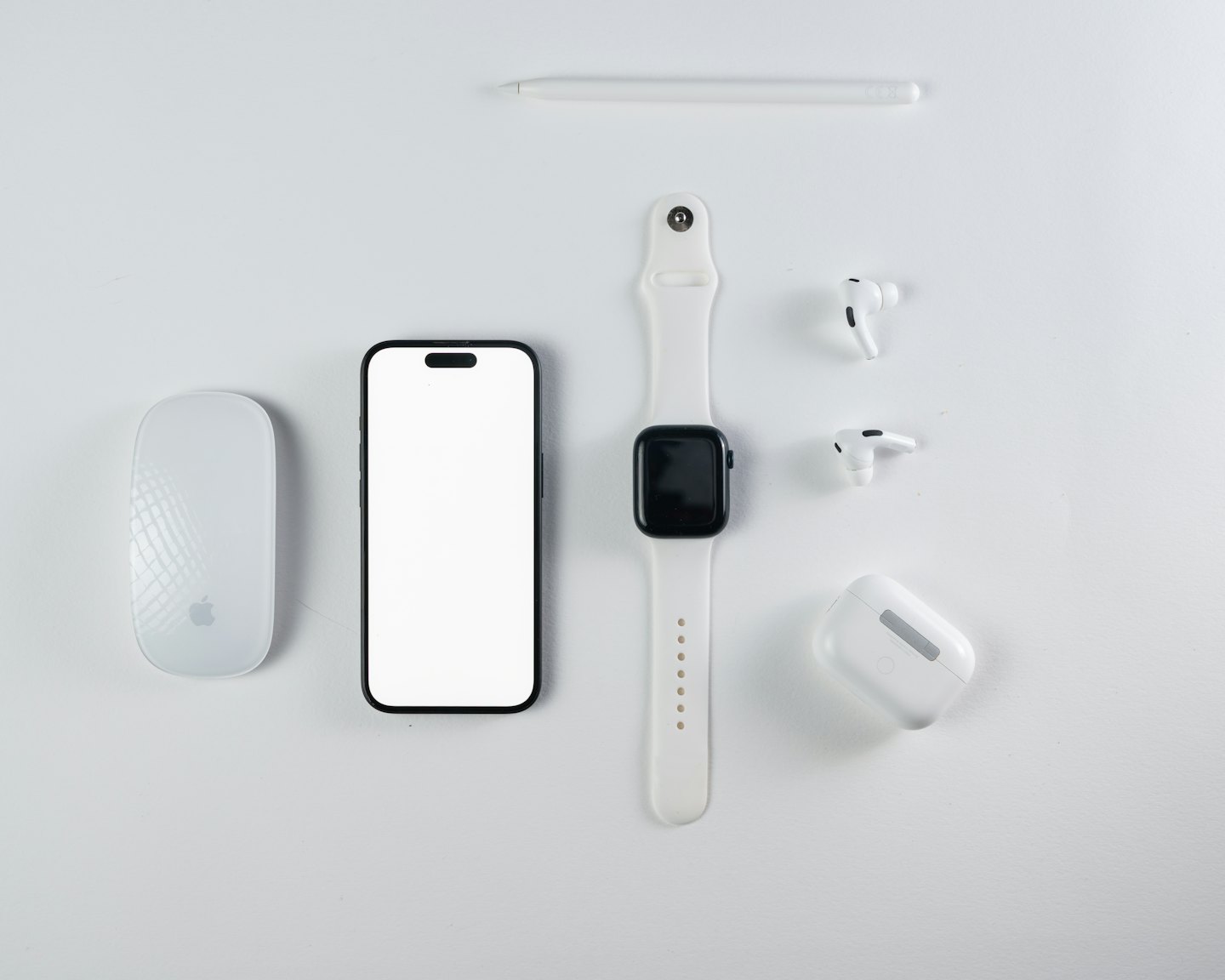 Dispositivos electrónicos modernos ordenados sobre una superficie blanca.